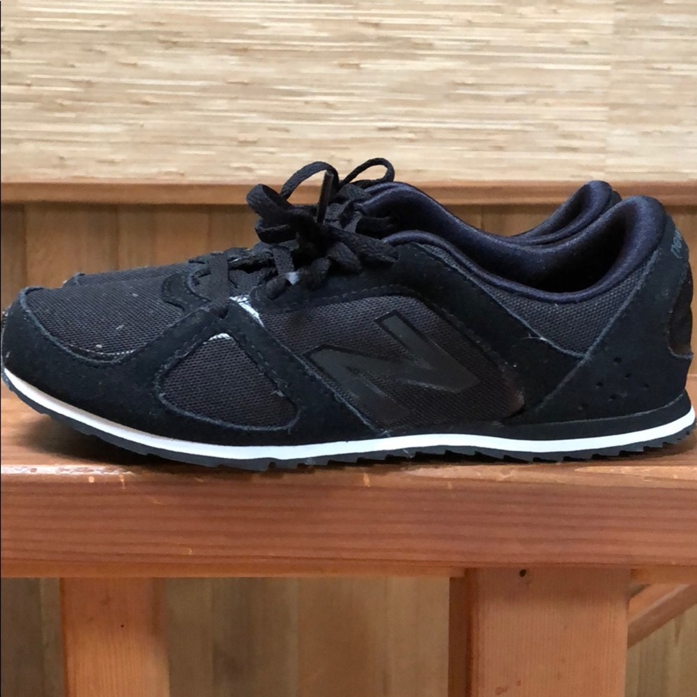 New Balance women’s black sneakers 6.5